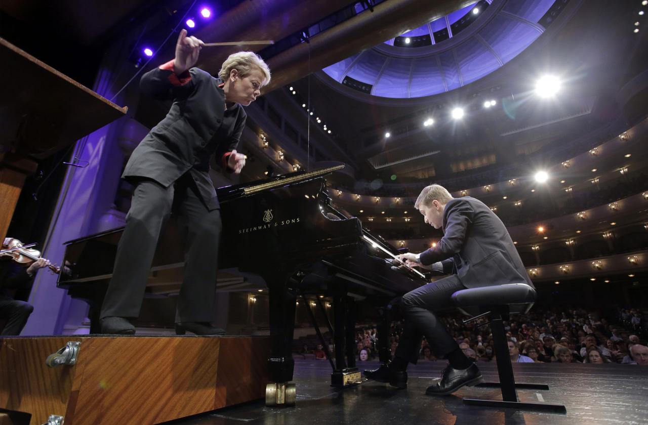 Marin Alsop and Dmytro Choni performing on stage