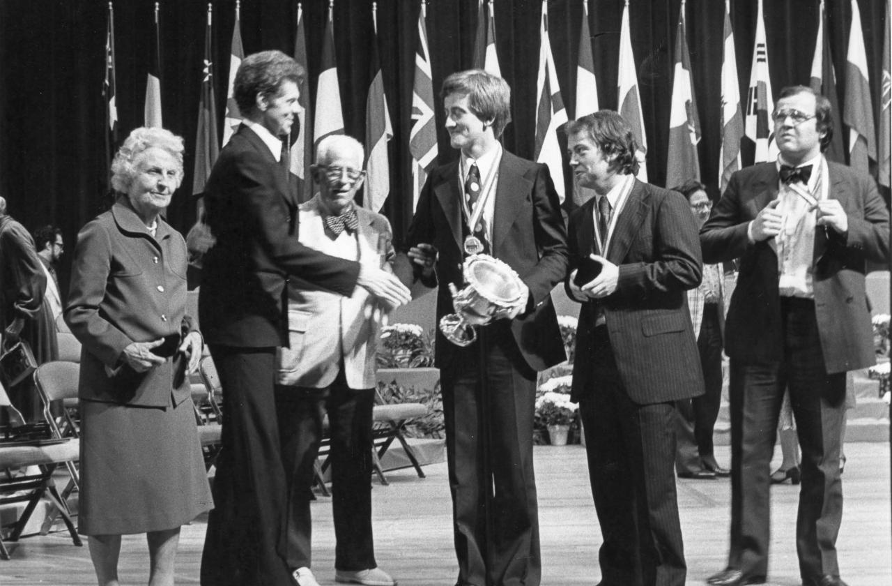 Van Cliburn shakes hands with 1977 Gold Medalist Steven De Groote