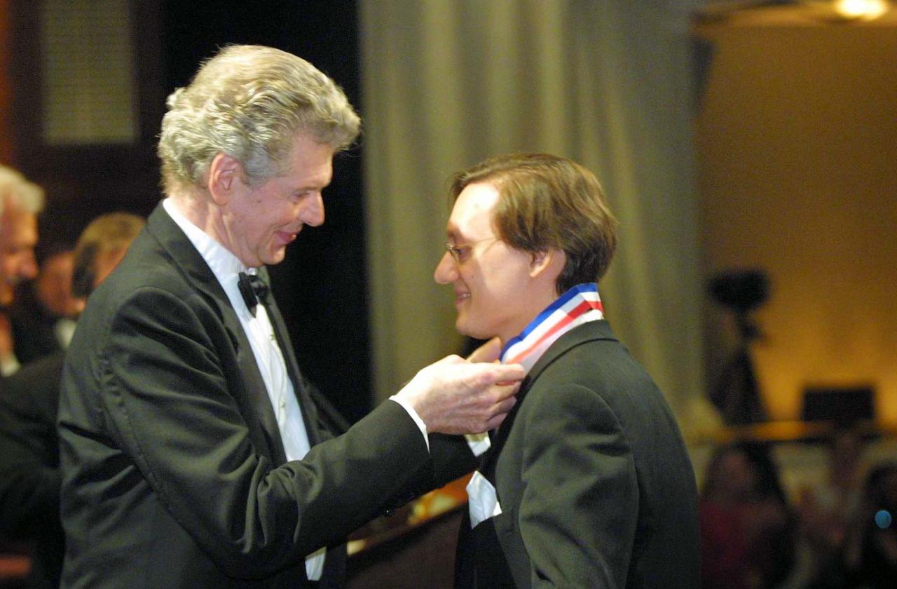 Van Cliburn presenting Stanislav Ioudenitch with his Gold Medal at the 2001 Competition